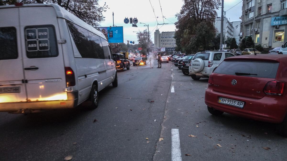 На Голосіївському проспекті, 46 в Києві стався провал дорожного покриття / Информатор На Голосіївському проспекті, 46 в Києві стався провал дорожного покриття / Информатор