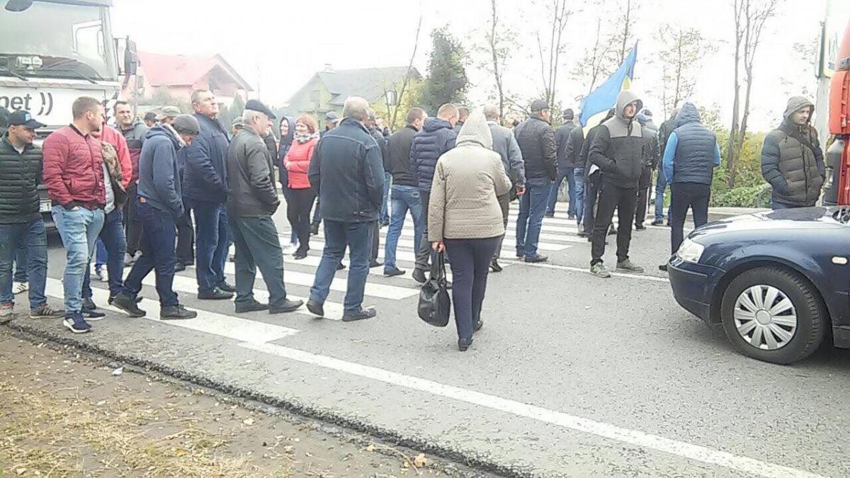Протестувальники вимагають відремонтувати дорогу на вулиці Ярослава Мудрого у місті Мостиська / поліція Львову Протестувальники вимагають відремонтувати дорогу на вулиці Ярослава Мудрого у місті Мостиська / поліція Львову