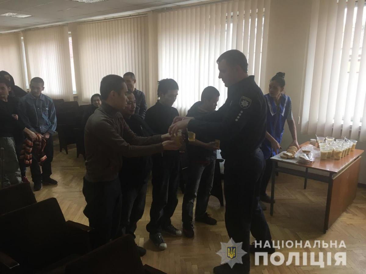 Поліцейські нагодували голодних в'єтнамців / фото kv.npu.gov.ua Поліцейські нагодували голодних в'єтнамців / фото kv.npu.gov.ua