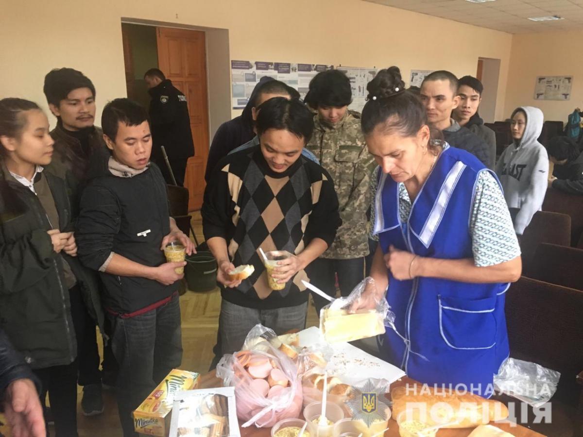 На Київщині чоловік тримав у неволі майже три десятки в'єтнамців / фото kv.npu.gov.ua На Київщині чоловік тримав у неволі майже три десятки в'єтнамців / фото kv.npu.gov.ua