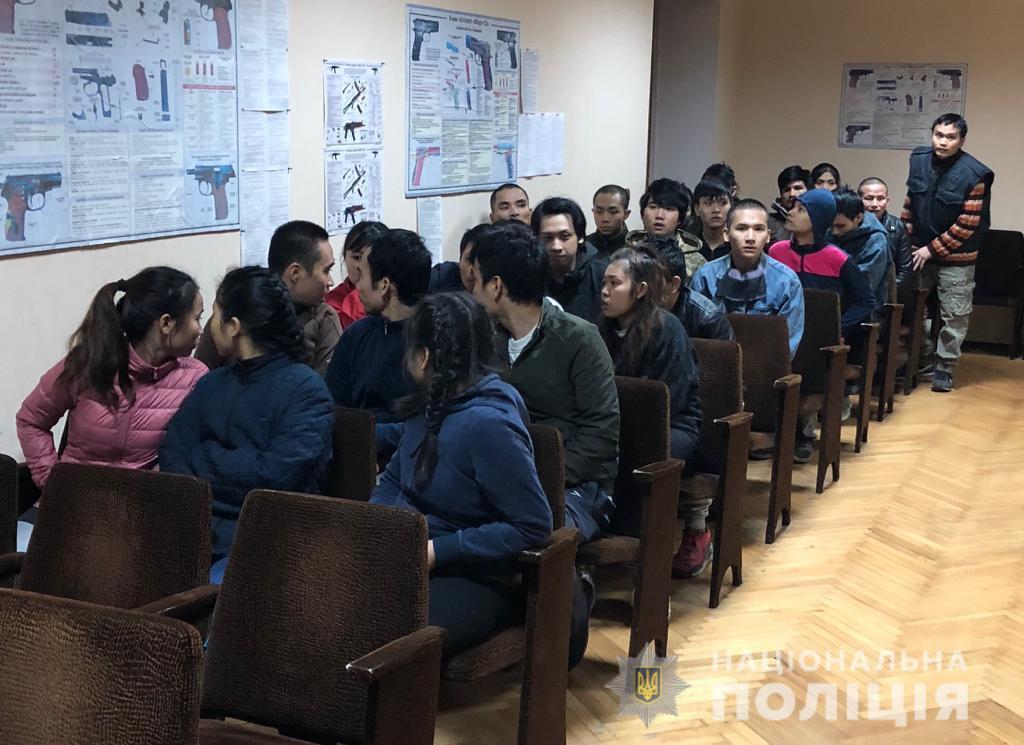 У подальшому нелегалів передадуть міграційній службі / фото kv.npu.gov.ua У подальшому нелегалів передадуть міграційній службі / фото kv.npu.gov.ua