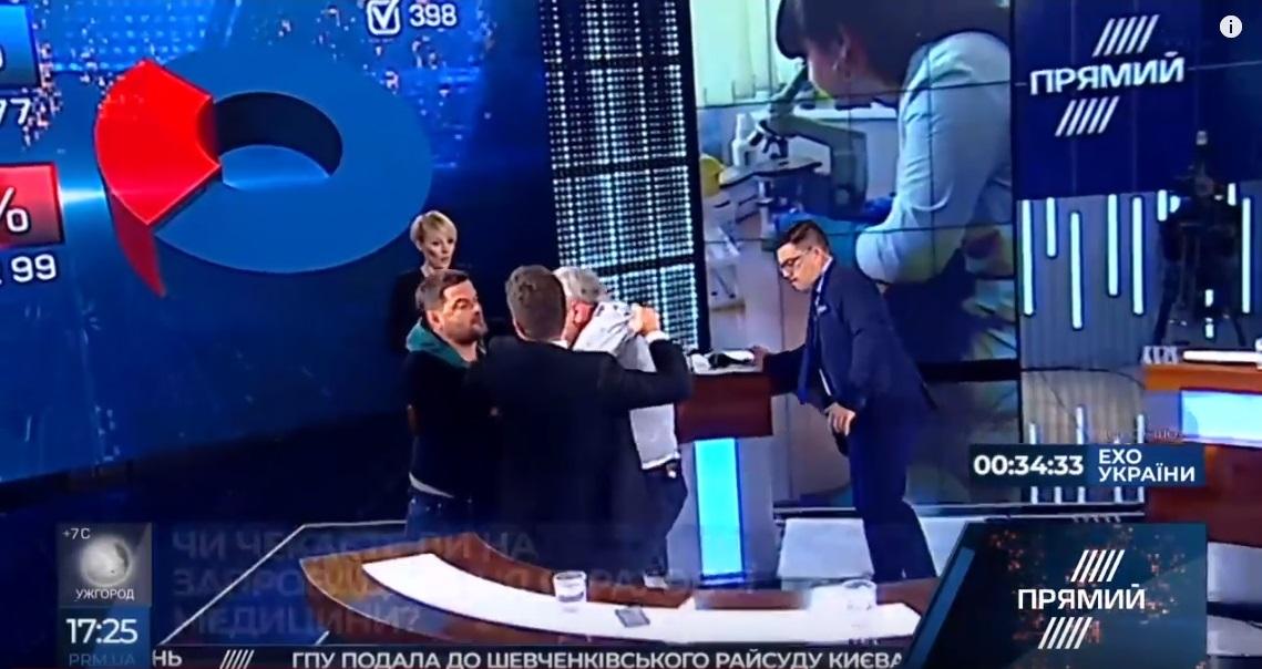 Драка произошла во время прямого эфира на телеканале "Прямий" / скриншот Драка произошла во время прямого эфира на телеканале "Прямий" / скриншот