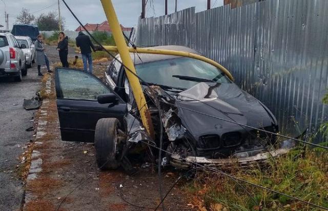 Водій BMW зніс три електричні стовпи \ Mukachevo.net, фото Ernest Zawadzki Водій BMW зніс три електричні стовпи \ Mukachevo.net, фото Ernest Zawadzki