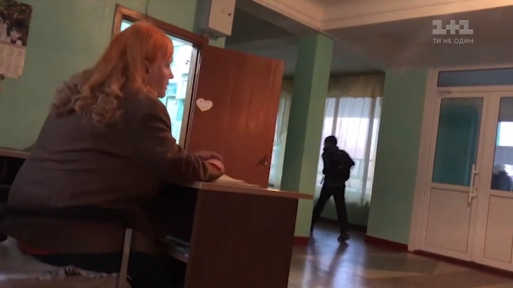 Журналісти з'ясували, хто і як охороняє київські школи / скріншот