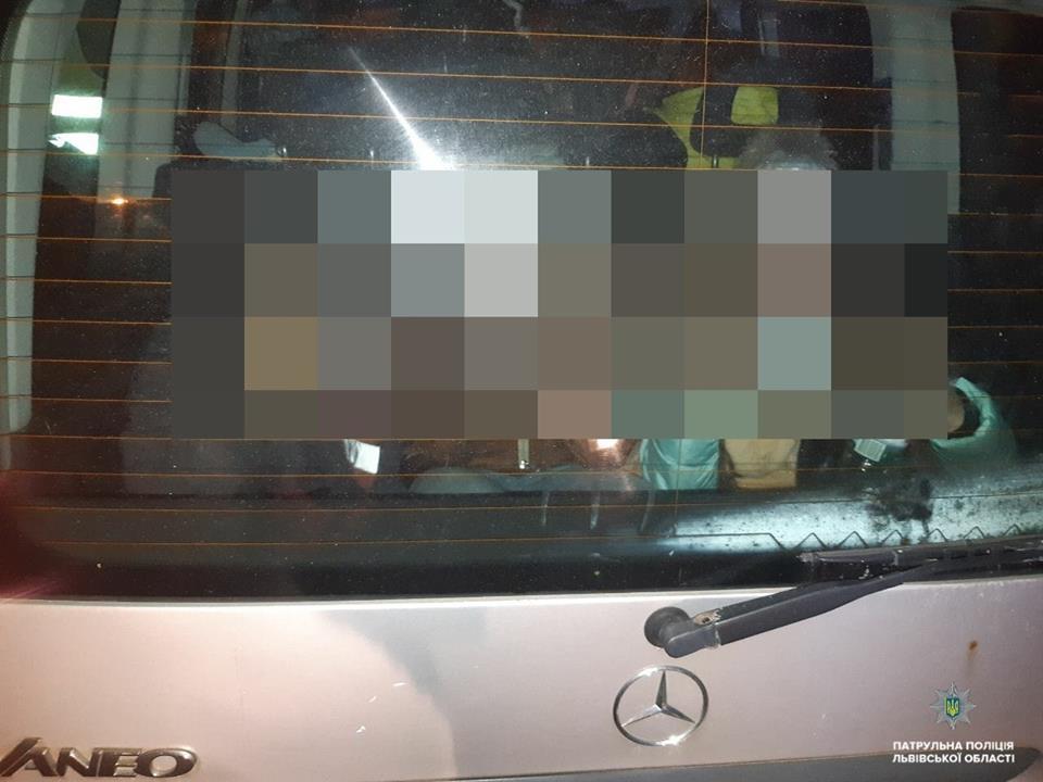 Во Львове пьяная женщина везла троих детей в багажнике / фото facebook.com/lvivpolice Во Львове пьяная женщина везла троих детей в багажнике / фото facebook.com/lvivpolice