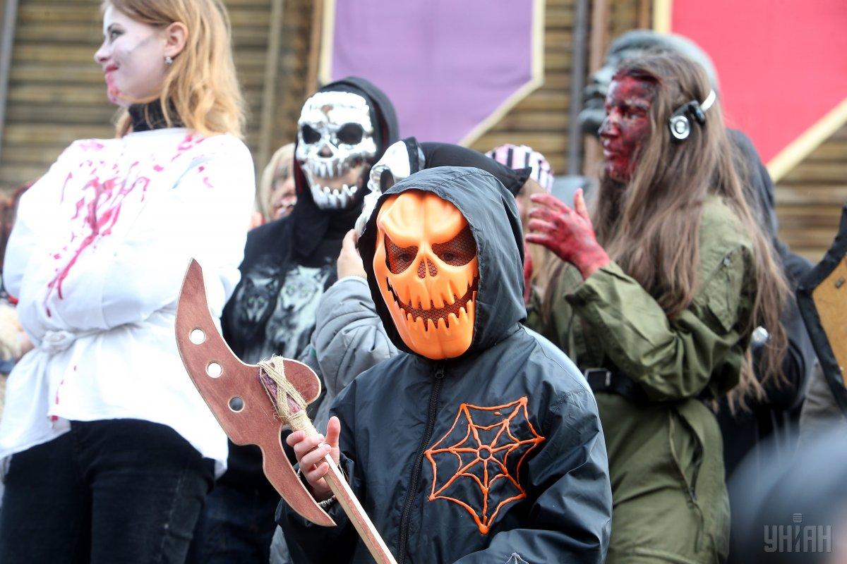 На Хэллоуин дети и взрослые наряжаются в жуткие костюмы / фото УНИАН