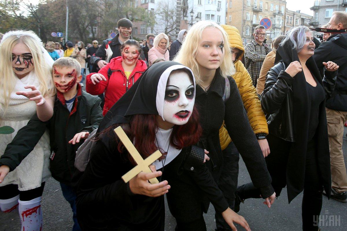 Хэллоуин - повод нарядиться в жуткий костюм и выйти на креативную акцию / фото УНИАН