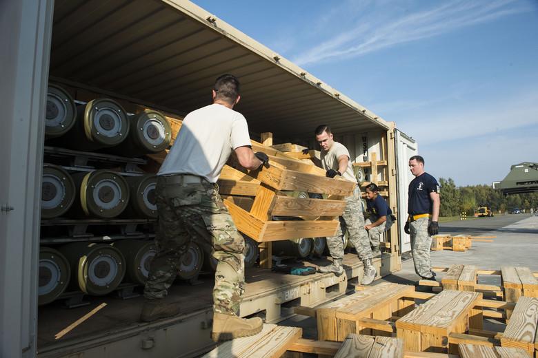 За жовтень на базу було доставлено загалом близько 100 контейнерів з різним військовим спорядженням / www.af.mil