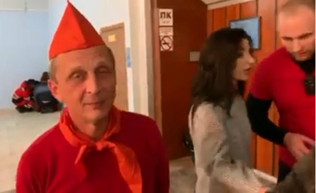 Депутат Ар'єв пожертвував своїм відпочинком заради декомунізації / Скріншот - Facebook, Volodymyr Ariev Депутат Ар'єв пожертвував своїм відпочинком заради декомунізації / Скріншот - Facebook, Volodymyr Ariev