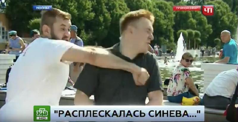 Корреспондента НТВ ударили в прямом эфире / Скриншот Корреспондента НТВ ударили в прямом эфире / Скриншот
