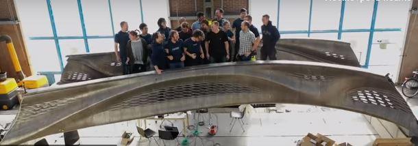 Спеціальний робот зі зварювальним апаратом фактично «виростив» конструкцію зі сталевого дроту / фото YouTube MX3D Bridge