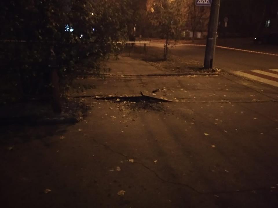 Вибух пошкодив асфальт на вулиці / фото facebook.com/UA.KyivPolice Вибух пошкодив асфальт на вулиці / фото facebook.com/UA.KyivPolice