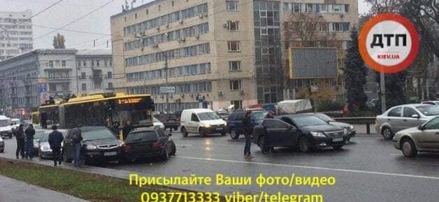 На проспекті Перемоги у Києві сталася масштабна ДТП / фото dtp.kiev.ua На проспекті Перемоги у Києві сталася масштабна ДТП / фото dtp.kiev.ua