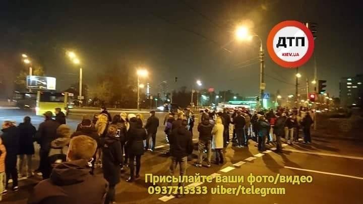 Жителі "Мегасіті" знову блокують вулицю / фото facebook.com/dtp.kiev.ua Жителі "Мегасіті" знову блокують вулицю / фото facebook.com/dtp.kiev.ua
