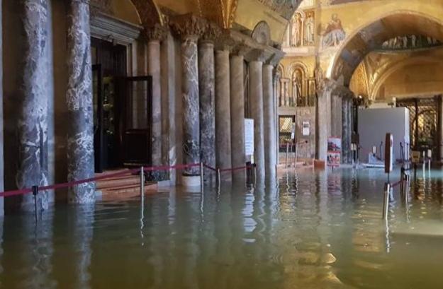 Вода заповнила понад тисячолітній Собор святого Марка \ Фото: corrieredelveneto.corriere.it Вода заповнила понад тисячолітній Собор святого Марка \ Фото: corrieredelveneto.corriere.it