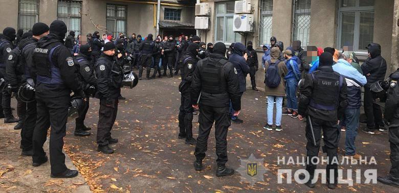 У одного із затриманих правоохоронці вилучили зброю / поліція Києва У одного із затриманих правоохоронці вилучили зброю / поліція Києва