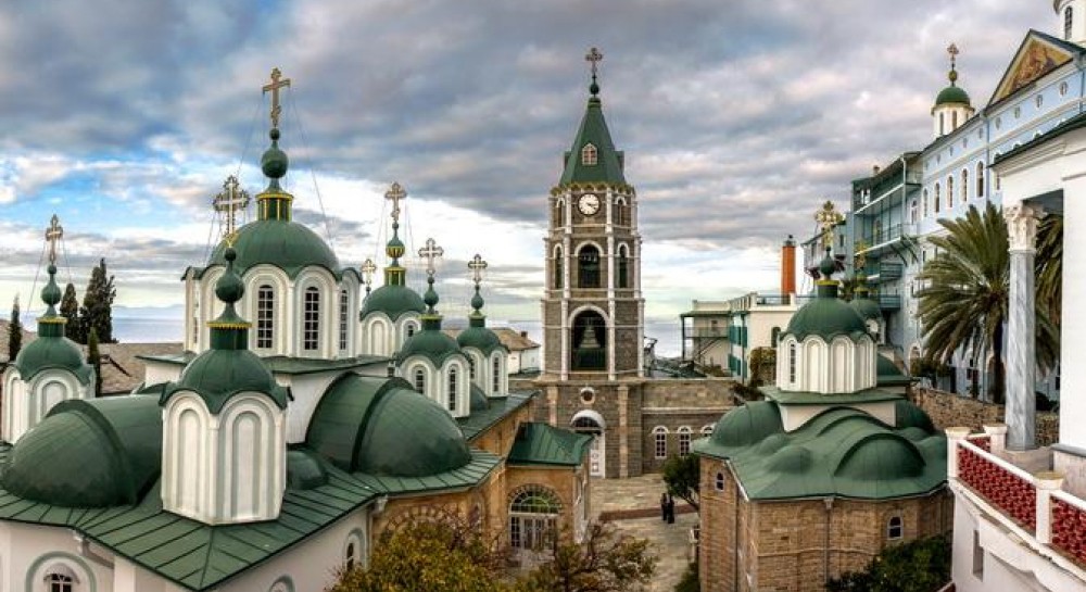 Пантелеймонов монастырь. Свято Пантелеймоновский монастырь. Пантелеймонов монастырь изнутри. Свято-Пантелеимонов монастырь кладбище. Колокольня и главный храм Пантелеимонова монастыря.