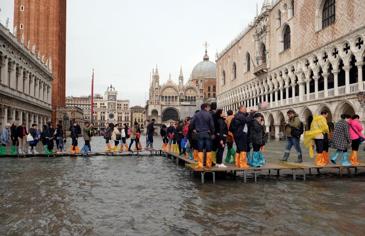 format progressiv kompakt AP: Venice hit by high tide as Italy buffeted by winds; 6 killed (Photos) |  UNIAN