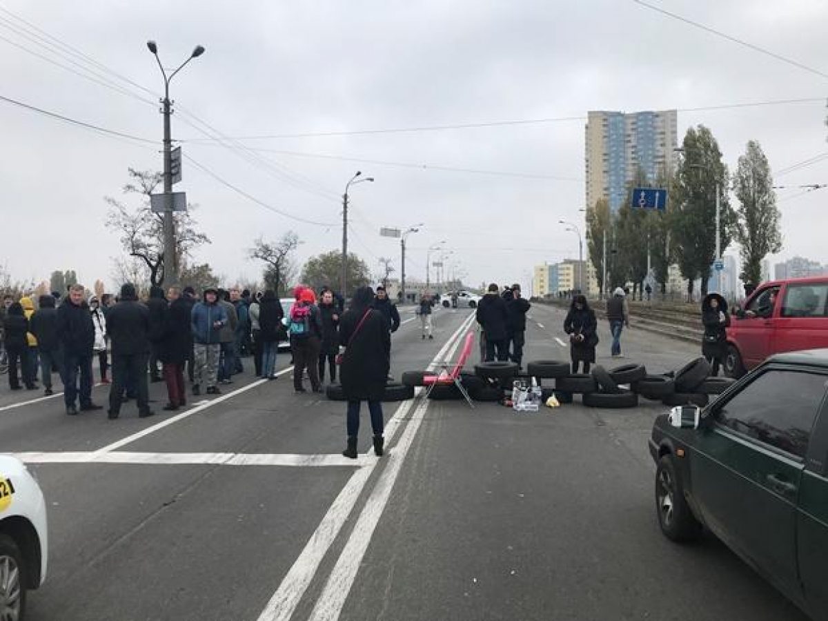 В Киеве жители двух многоэтажек перекрыли проезд на Харьковском шоссе -  левый берег столицы в пробках (фото, видео) | УНИАН