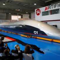 В сети появились первые фото прототипа пассажирской капсулы Hyperloop (фоторепортаж)