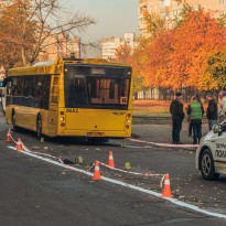 В Киеве автобус проехался по мужчине, истекающему кровью на дороге (фото, видео)