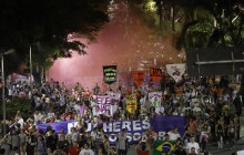 У Бразилії десятки тисяч людей вийшли на протести проти «бразильського Трампа» перед виборами (фото)