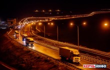 Оккупанты запустили движение грузовиков по Крымскому мосту (фото, видео)