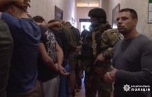 Знайдені в одеському хостелі озброєні іногородні молодики виявились «тітушками» - поліція