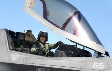 Истребитель F-35 впервые совершил вертикальную посадку на новый британский авианосец Queen Elizabeth: видео