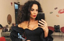 "Идеальная и пышная": Настя Каменских показала грудь в откровенном декольте