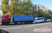 В Николаеве маршрутка с пассажирами врезалась в фуру, пострадали 10 человек (фото)