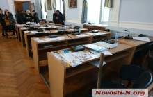 В Николаеве во время сессии горсовета неизвестные облили фекалиями депутатов (фото, видео)