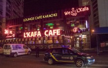 У Києві на Позняках відвідувач кафе влаштував стрілянину, поранено двох чоловіків (фото, відео)