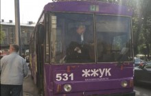 У Львові візок з дитиною затисло дверима тролейбуса – жінка, яка бігла за ним, травмувалась (фото)