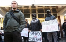 Під будівлю МВС прийшли десятки людей з вимогою розслідувати напади на активістів (фото, відео)