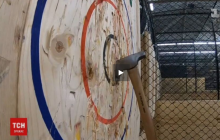 Небезпечний антистрес: у Лос-Анджелесі місцеві знімають напругу метанням сокири (відео)