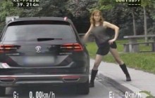 В Германии актриса обнажилась на улице перед тремя полицейскими (видео)