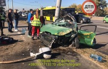 В Киеве автомобиль въехал в фонарный столб, есть погибшие (фото, видео)