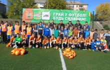 Шахтар відкрив стадіон для безкоштовного дитячого футболу в 20 кілометрах від лінії фронту