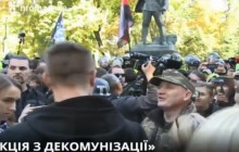 В Киеве радикалы пришли сносить памятник Ватутину (фото)