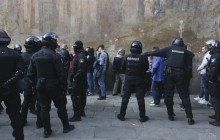 Полиция задержала несколько десятков мужчин возле Киево-Печерской лавры (фото)