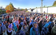 У Почаєві в день свята Покрова Богородиці тисячі православних звершили хресний хід