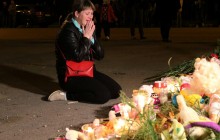 Багато свічок, іграшок і сліз: жителі Керчі несуть квіти до місця трагедії в політехнічному коледжі (фоторепортаж)