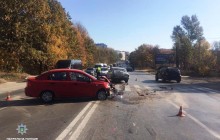 У Тернополі нетверезий водій в'їхав в авто, яке зупинилося пропустити пішохода, в результаті чого останній був травмований (фото)