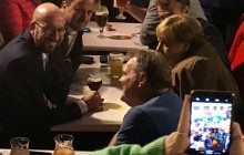 З пивом та картоплею фрі: Меркель та Макрона помітили у барі в Брюсселі (відео)