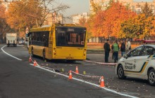 У Києві автобус проїхався по чоловікові, який стікав кров'ю на дорозі (фото, відео)