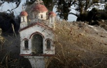 Береги грецького озера Вістоніда огорнула гігантська павутина (фоторепортаж)