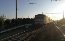 В Киеве блокировали движение городской электрички: названа причина (фоторепортаж)