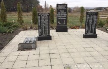 Под Харьковом вандалы сломали мемориал погибшим во Второй мировой войне (фото)