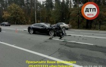 Под Киевом Tesla на большой скорости влетел в легковое авто, есть пострадавшие (фото)